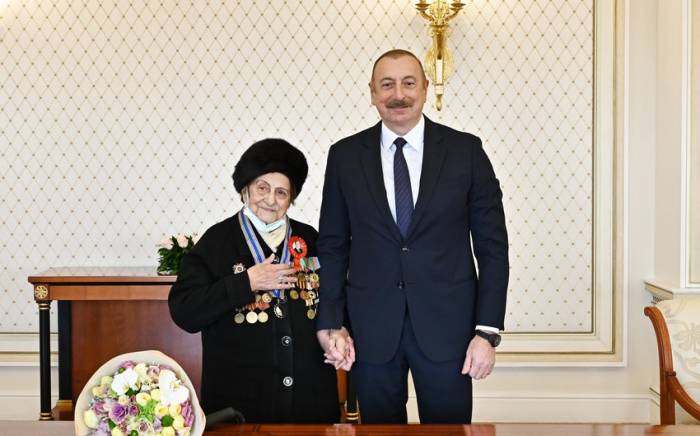 Президент Ильхам Алиев вручил Фатме Саттаровой орден "Истиглал"
