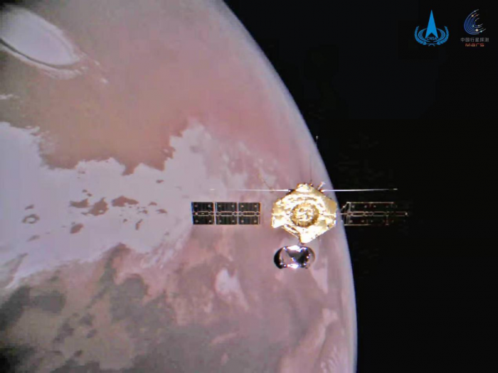 Китайский зонд прислал на Землю свои селфи с Марсом
