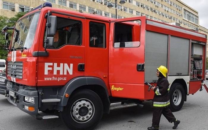 В Баку в офисе произошел пожар, один человек отравился дымом, 17 эвакуированы

