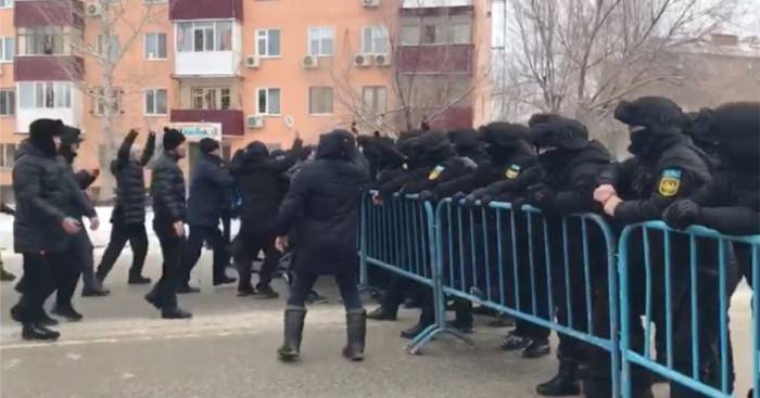 Митингующие в центре Алма-Аты захватили и избили несколько полицейских