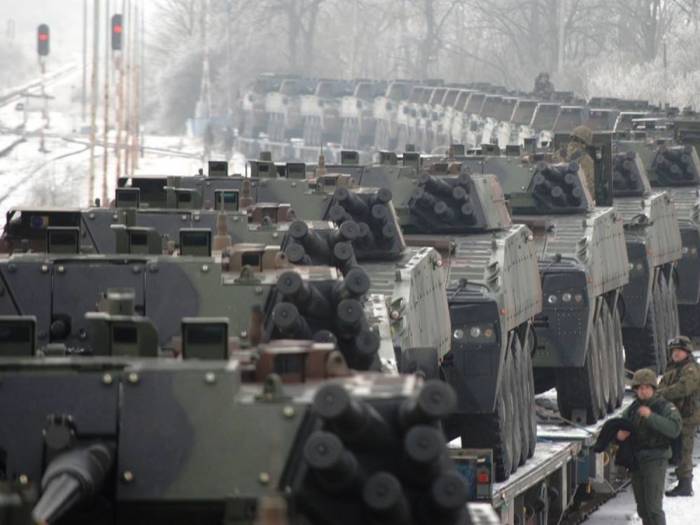 СМИ: Россия массово перебрасывает танки, РСЗО, ПВО и военных на границу с НАТО - ВИДЕО