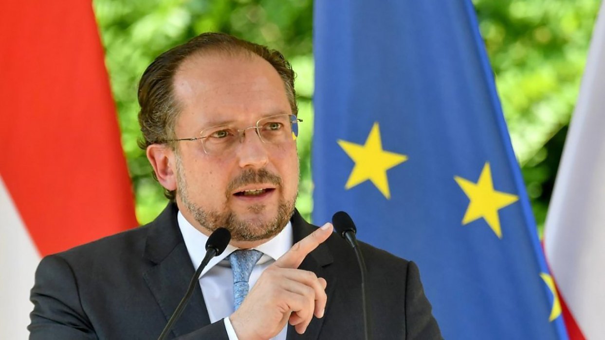 МИД Австрии заявил о готовности эвакуировать дипломатов из Киева "в случае необходимости"
