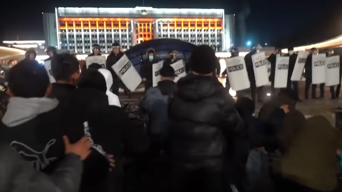 Силовики перешли на сторону протестующих в казахстанском Актау - ВИДЕО
