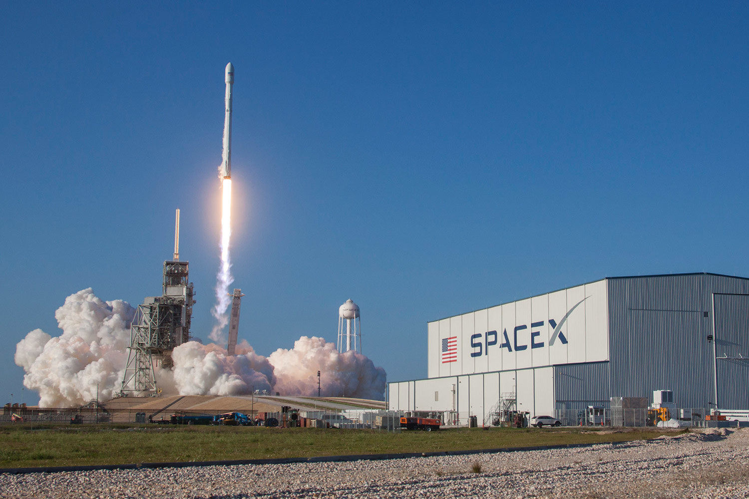 SpaceX запустила ракету со спутником для нужд разведки США
