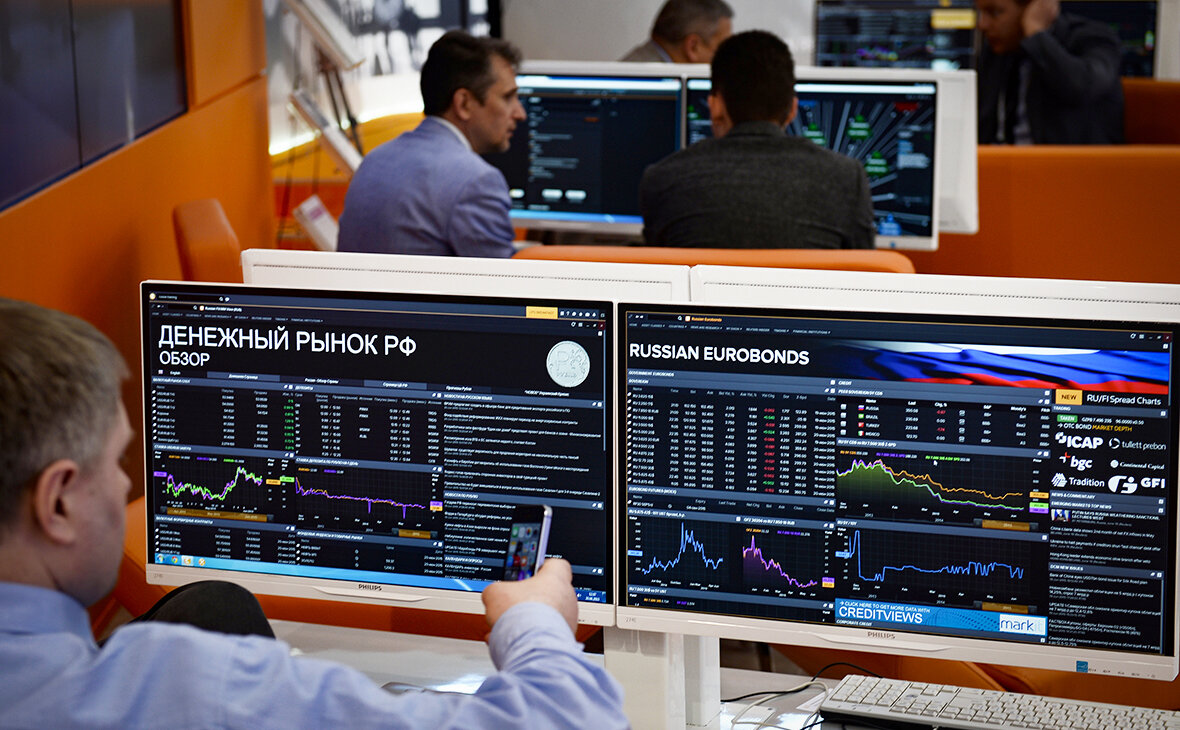 Российский фондовый рынок за день упал на 3,7% на фоне обострения ситуации на Украине