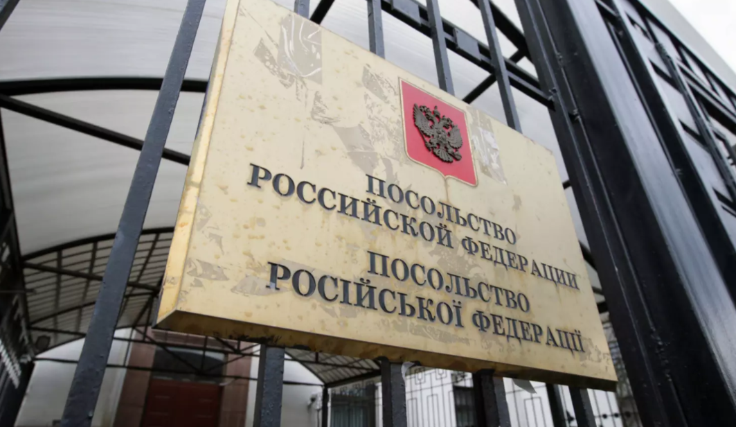 СМИ: Российские дипломаты начали покидать Украину