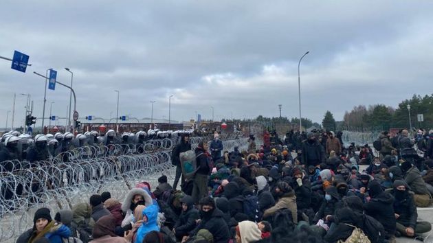 Нелегальные мигранты из Беларуси снова штурмуют польскую границу
