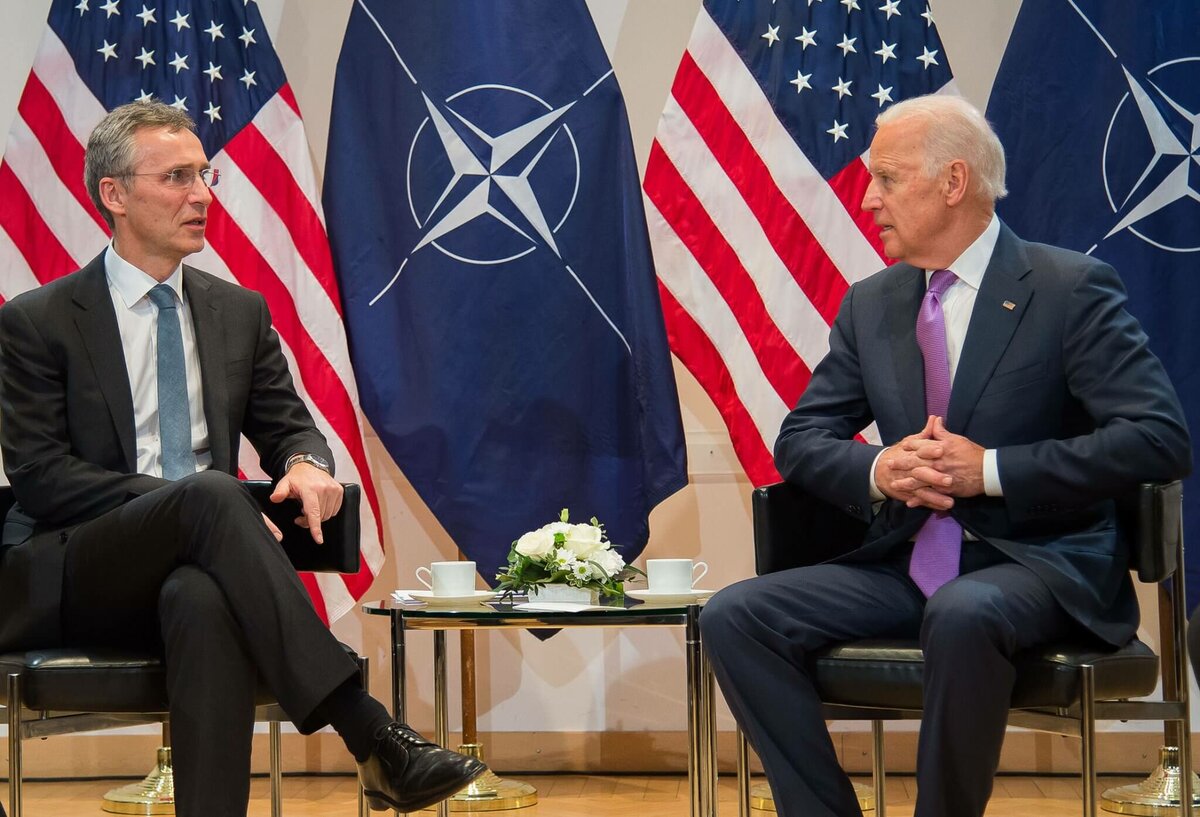 Байден проведет переговоры с лидерами стран НАТО по Украине