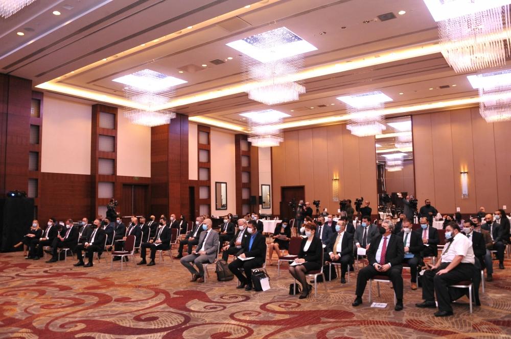 В Баку проходит азербайджано-венгерский бизнес-форум
