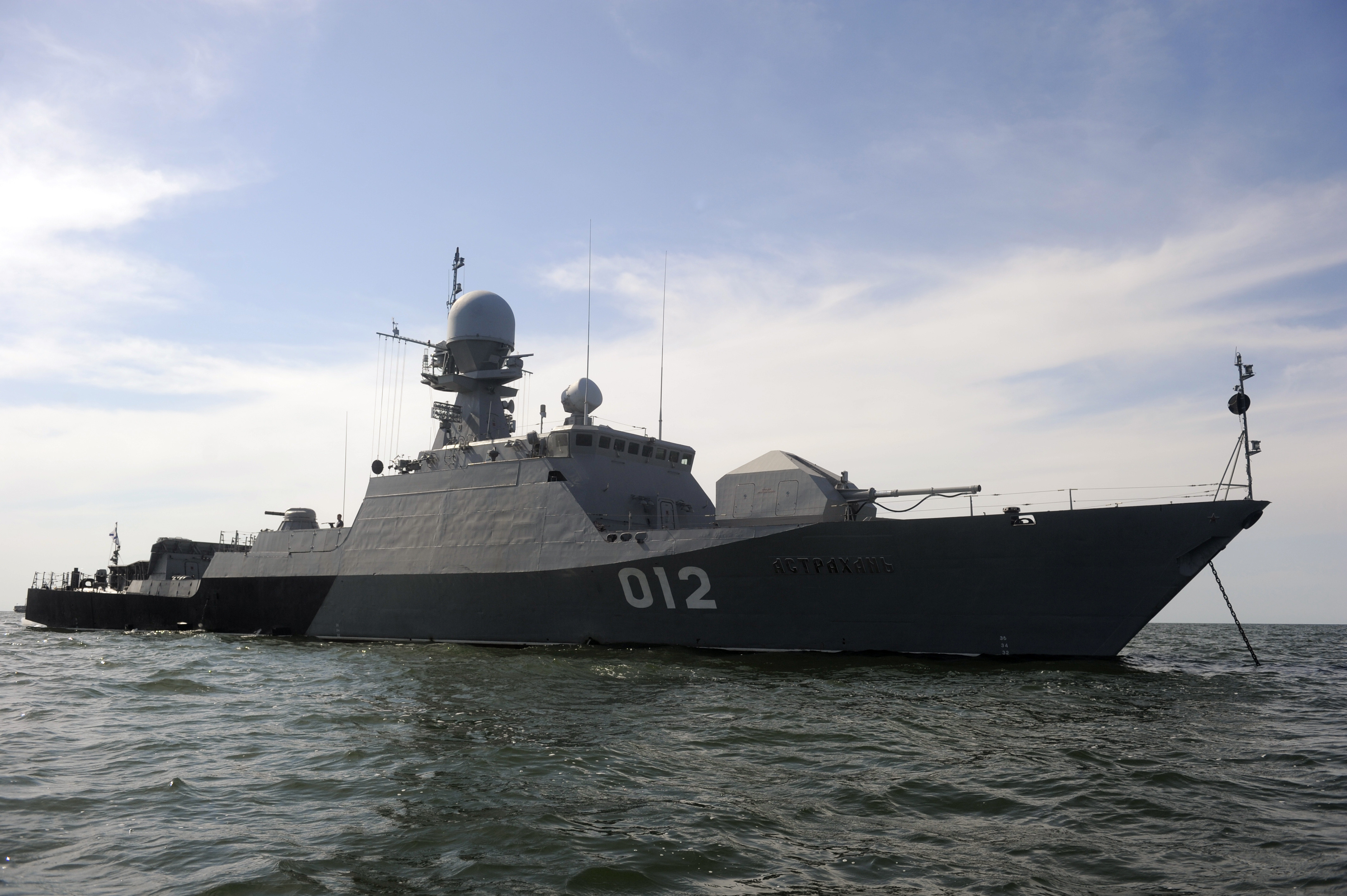 Около 20 боевых кораблей Каспийской флотилии вышли на учения в море