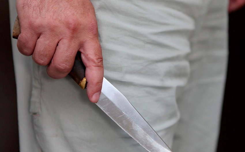 В Баку юношу ударили ножом