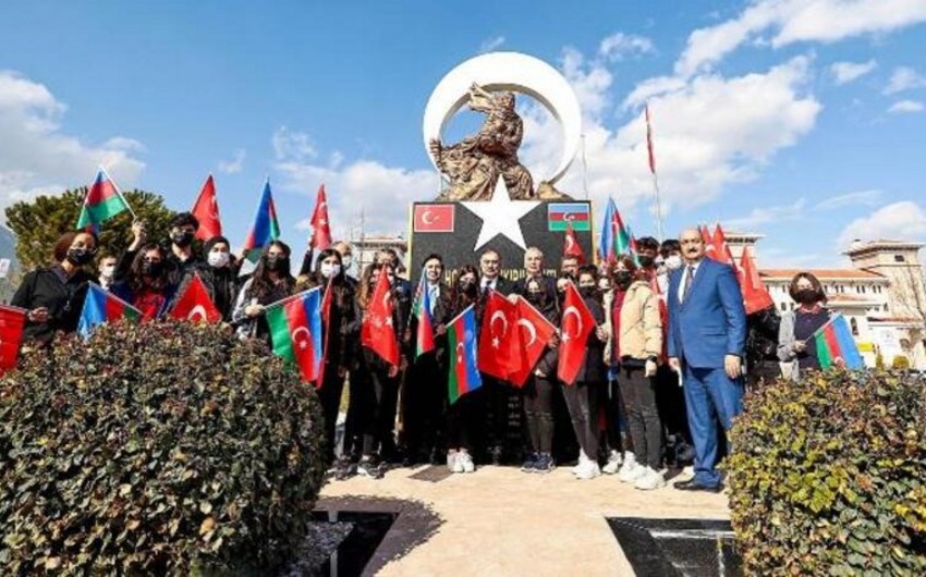Посол Азербайджана в Турции посетил памятник Ходжалы
