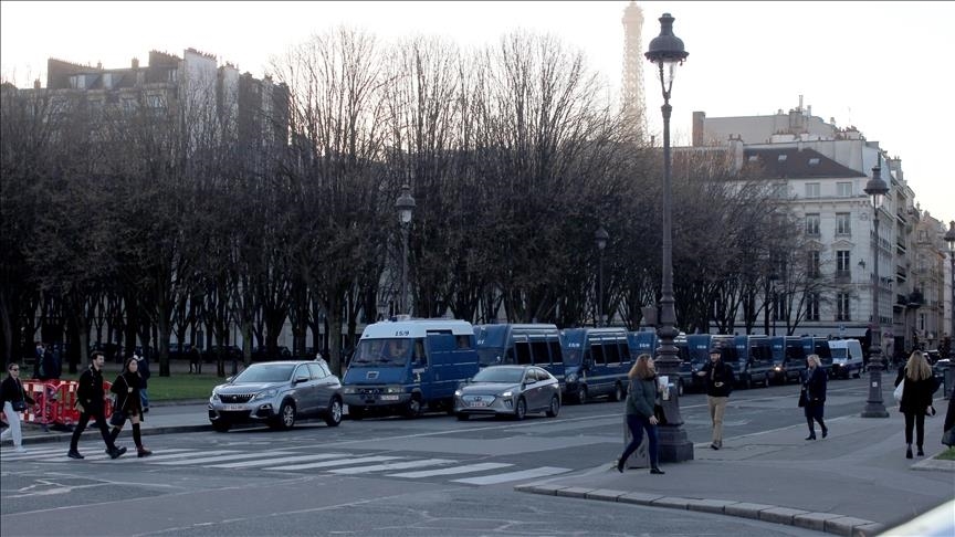 Суд оштрафовал полицию Парижа за запрет акции в поддержку хиджаба