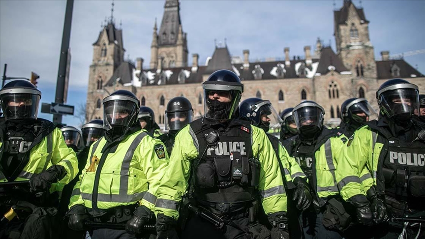 В Канаде полиция применила химический раздражитель против демонстрантов
