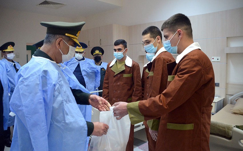 В преддверии Новруза министр обороны посетил военный госпиталь