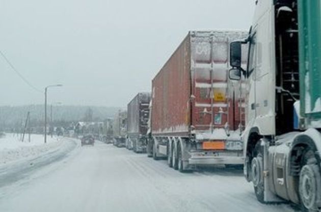 Военно-Грузинская дорога осталась закрытой для грузовиков

