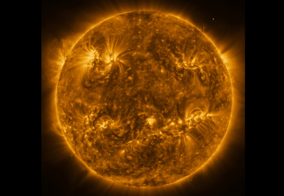 Космический зонд сделал самое близкое фото Солнца за всю историю - ВИДЕО
