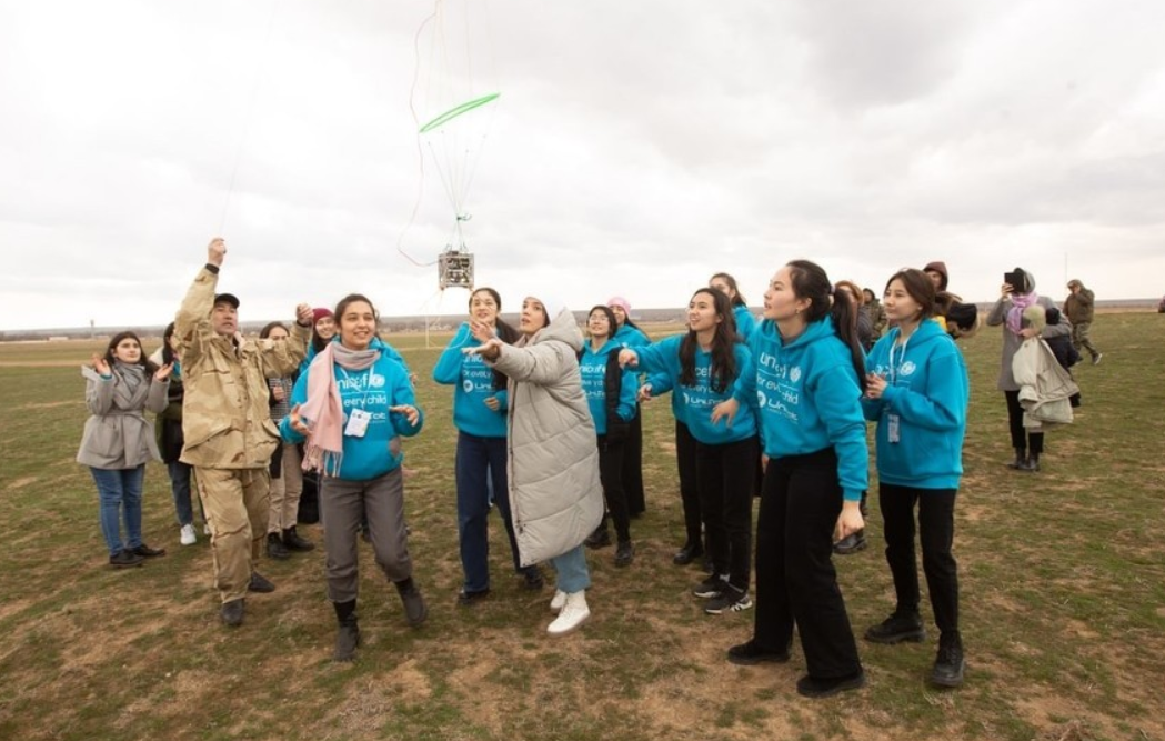 150 девушек из Казахстана, Кыргызстана и Узбекистана запустили наноспутники в стратосферу
