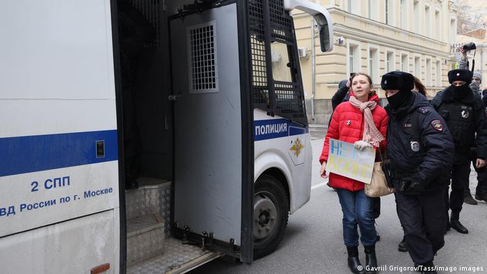 "ОВД-Инфо": На антивоенных акциях в РФ задержаны свыше 6400 человек