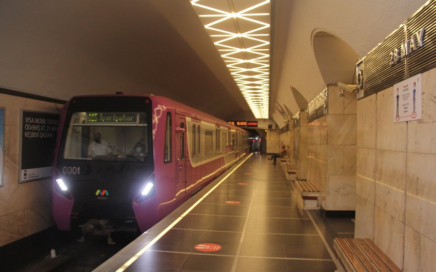 В метрополитене Баку демонстрируются ретро-вагоны
