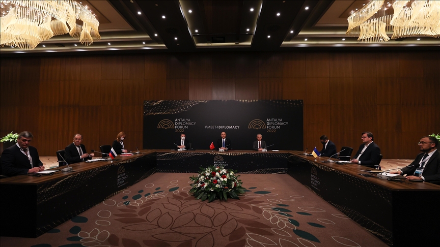 В Анталье началась встреча глав МИД России, Украины и Турции
