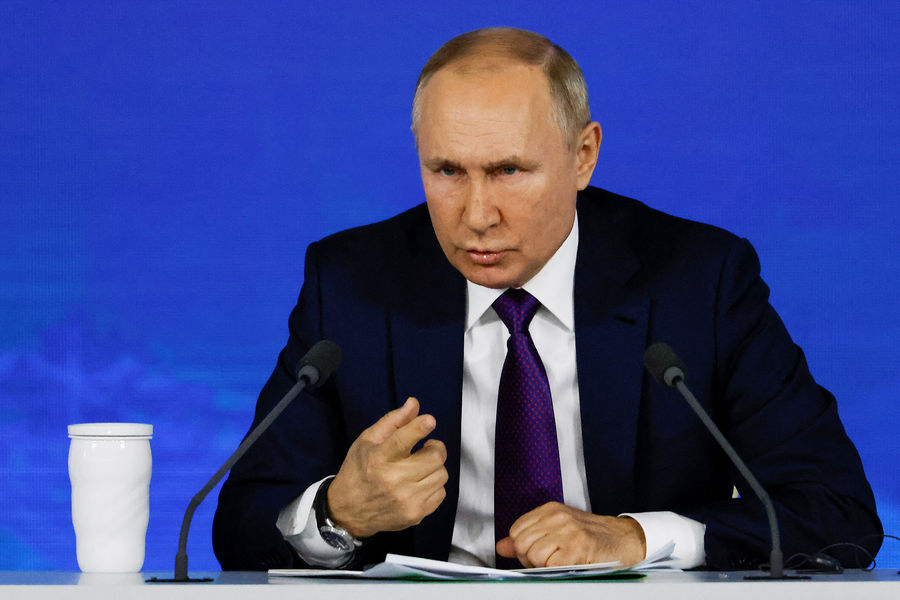 Путин поручил составить перечень недружественных стран