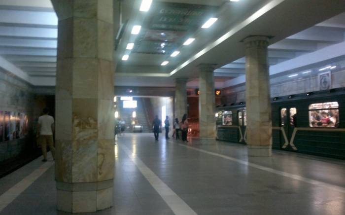 Непредвиденный случай в бакинском метро – молодые девушки забежали в тоннель станции "20 Января"
