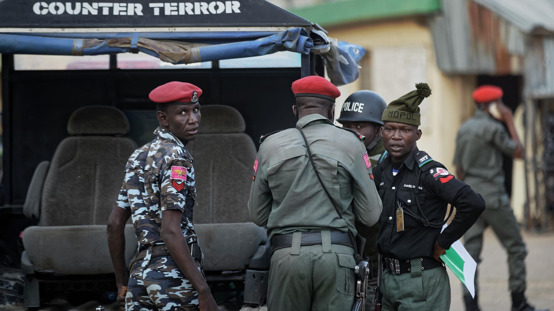 Боевики убили трех человек при нападении на мечеть в Нигерии
