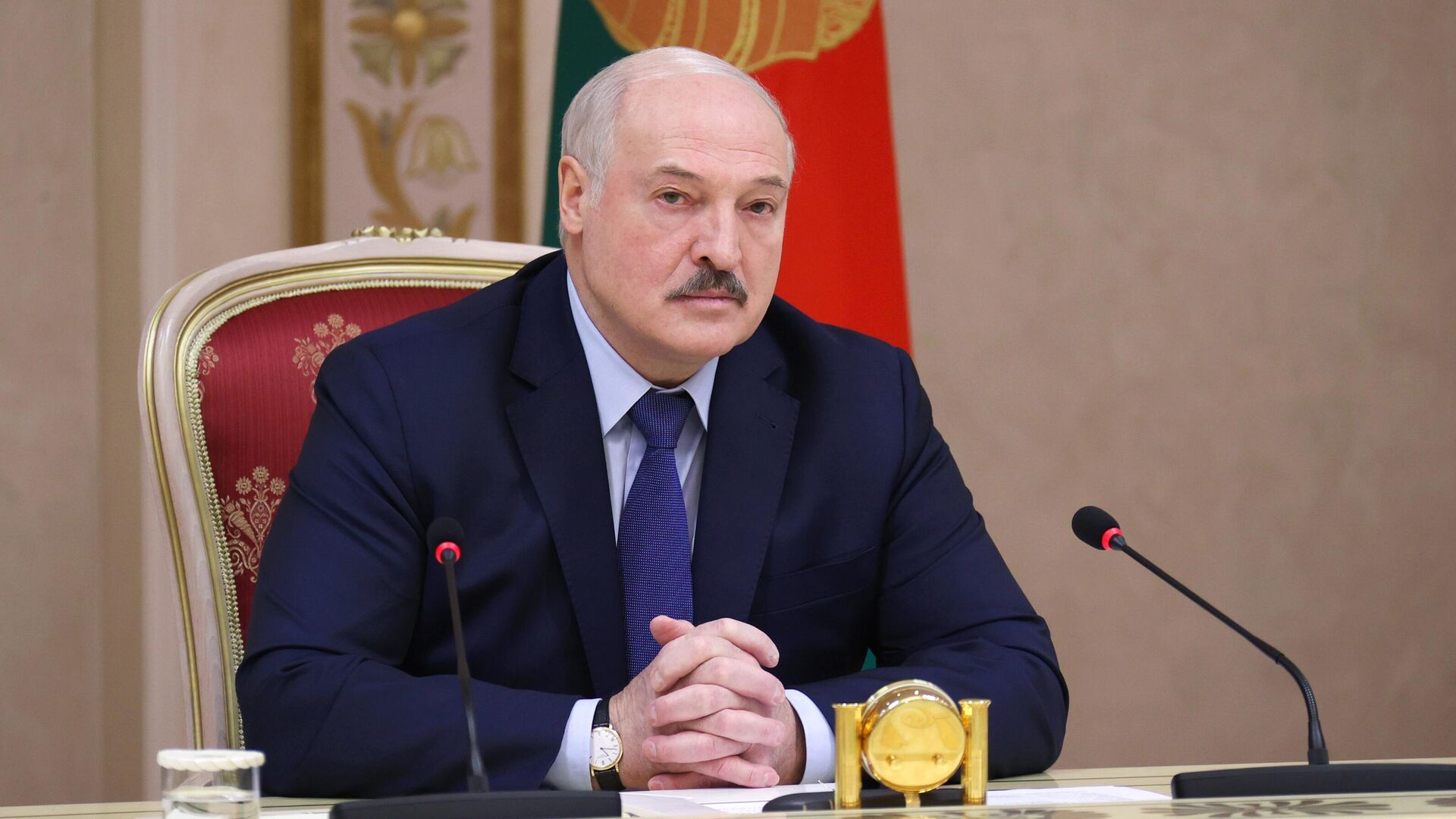 Лукашенко настоял на аккуратном отношении к вопросам о гражданстве
