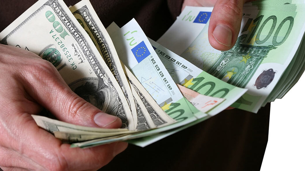 В России банкам разрешили продавать наличную валюту населению
