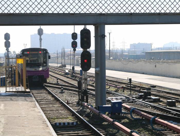 Началось строительство навеса над наземной станцией на "фиолетовой" линии метро Баку
