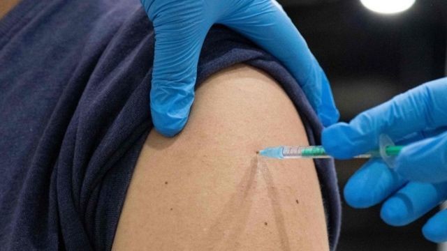 В Германии мужчина сделал почти 90 прививок от коронавируса и был задержан полицией
