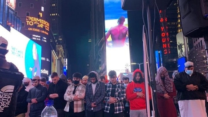Сотни мусульман впервые совершили намаз на Таймс-сквер в Нью-Йорке 