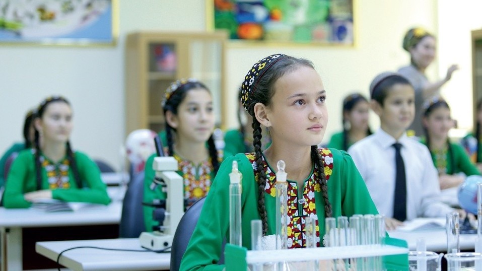 В Ашхабаде школьницам запретили надевать украшения, а педагогам указано носить национальные платья 
