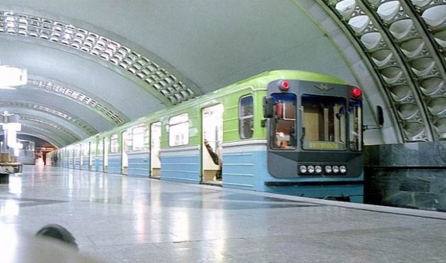 Парень бросился под поезд в метро Ташкента и выжил
