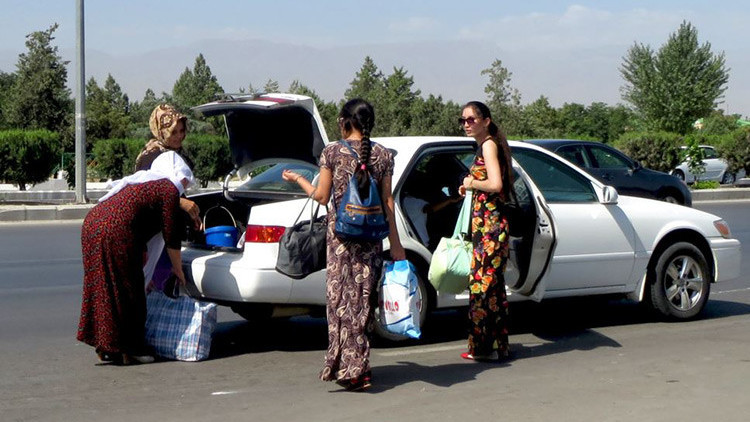 В Ашхабаде женщинам запретили садиться на переднее сиденье автомобиля