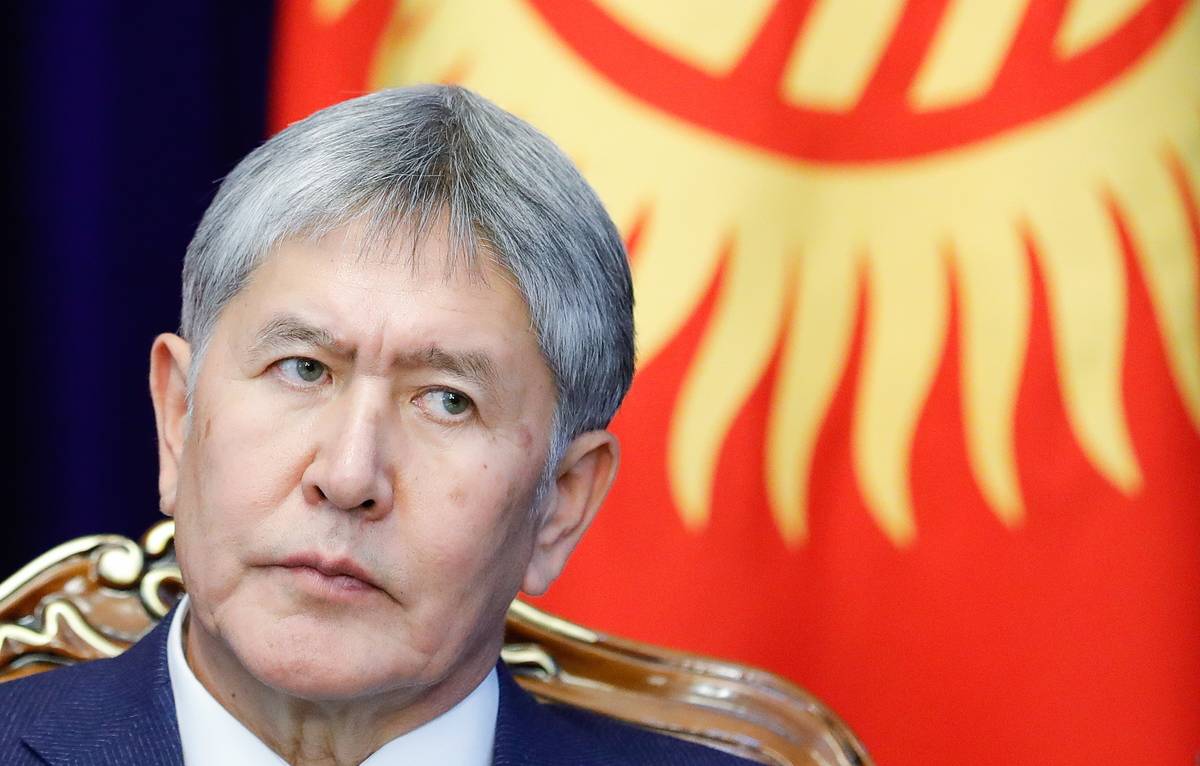 Экс-президента Киргизии Атамбаева увезли из суда на скорой помощи