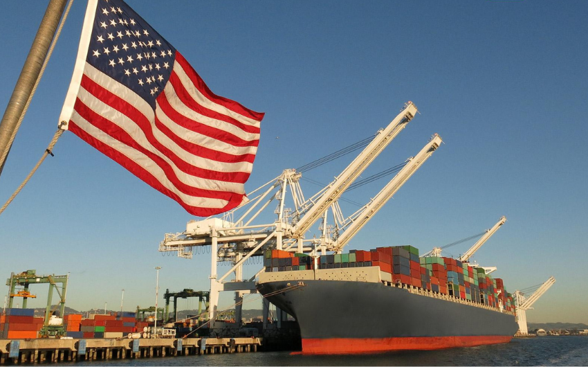 Байден объявил о запрете связанным с РФ судам заходить в порты США
