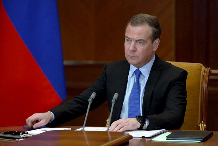 Медведев призвал готовиться к всплескам ковида и других инфекций