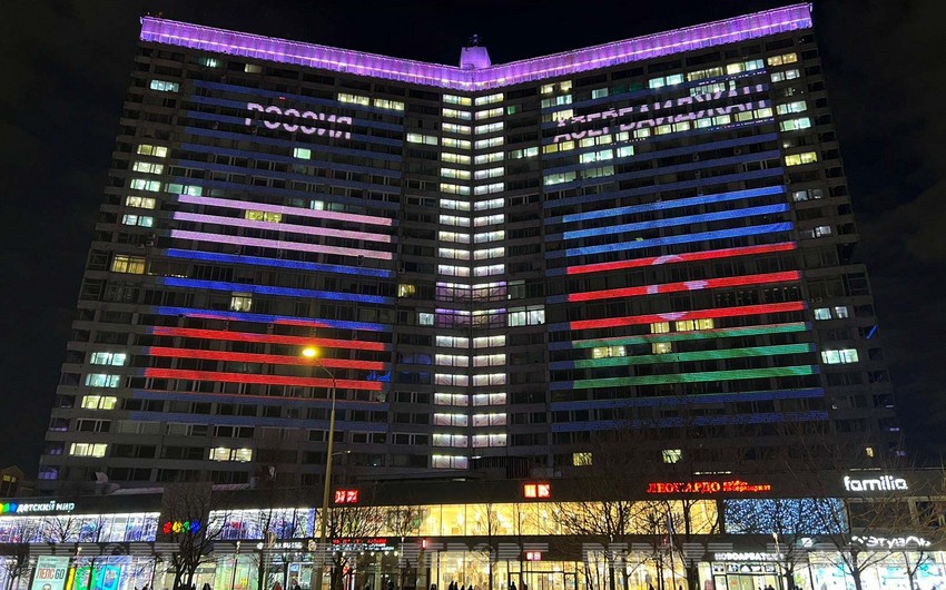 Здание на Арбате в Москве окрасилось в цвета азербайджанского триколора
