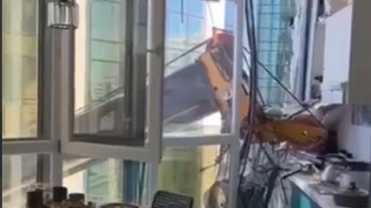 Кран упал на высотку и разнес квартиру в Нур-Султане - ВИДЕО
