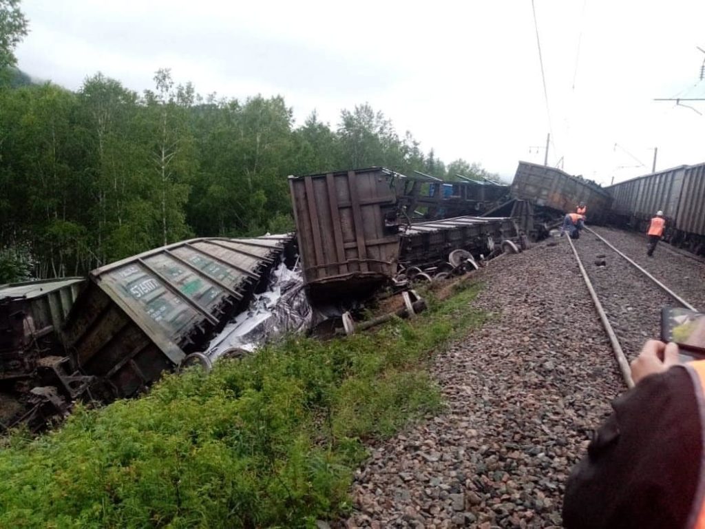 Грузовой поезд с российскими вагонами сошел с рельсов в Казахстане
