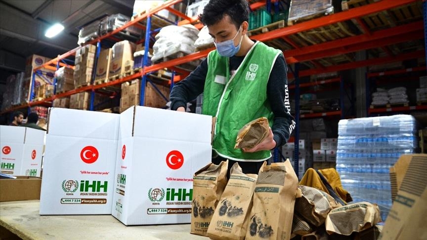 Турецкий гуманитарный фонд İHH передал 500 нуждающимся семьям в Киркуке продовольственные наборы

