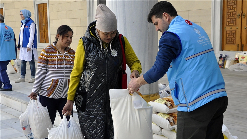 Турецкие благотворители организовали раздачу помощи в Кыргызстане
