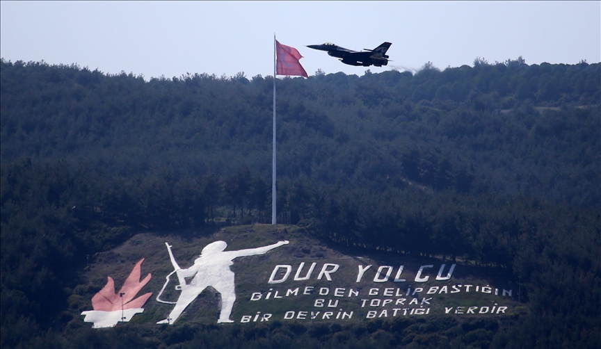 Пилоты SOLOTÜRK продемонстрировали мастерство в небе над Чанаккале
