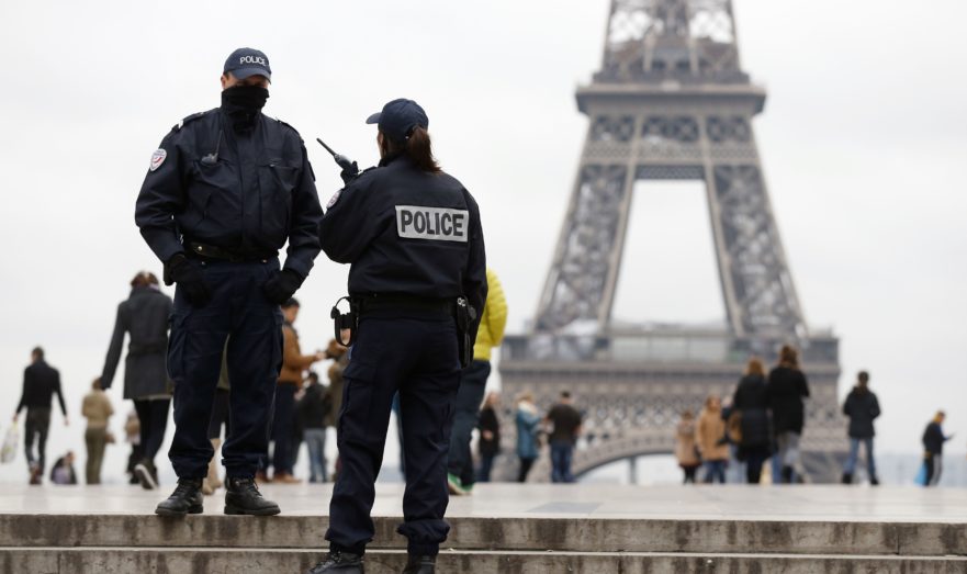 В Париже начались столкновения радикалов с правоохранителями