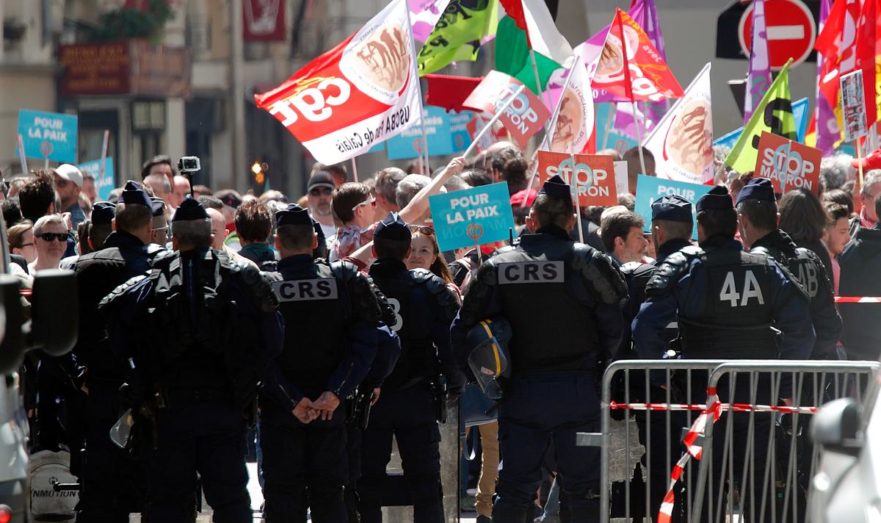 В Париже проходит массовая акция против Макрона
