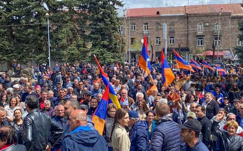 Оппозиция Армении начала шествие с требованием отставки Пашиняна