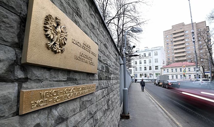 В Москве табличку посольства Польши облили красной краской
