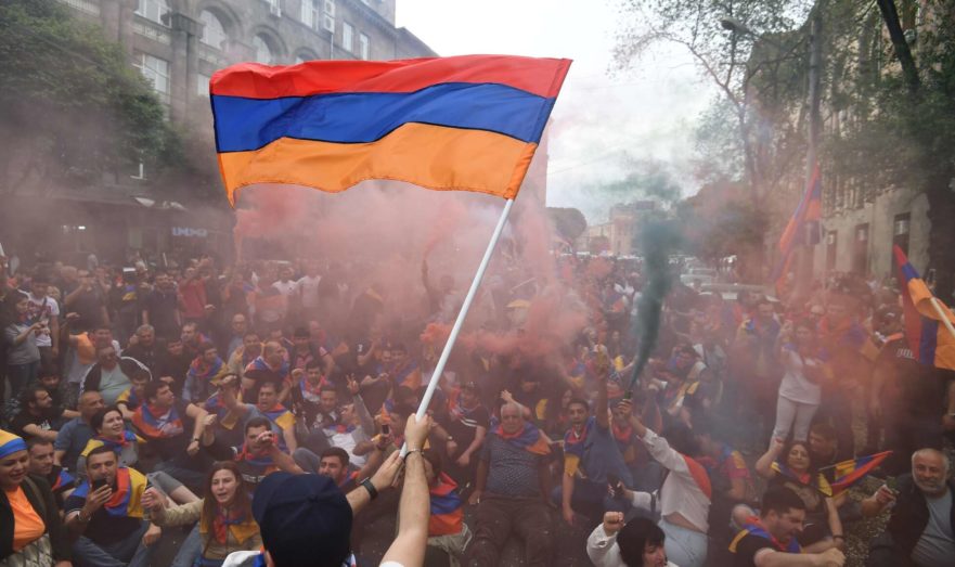 Протестующие начали перекрывать улицы Еревана, требуя отставки Пашиняна
